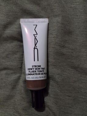 MAC Cosmetics Strobe Dewy Skin Tint - Brown
